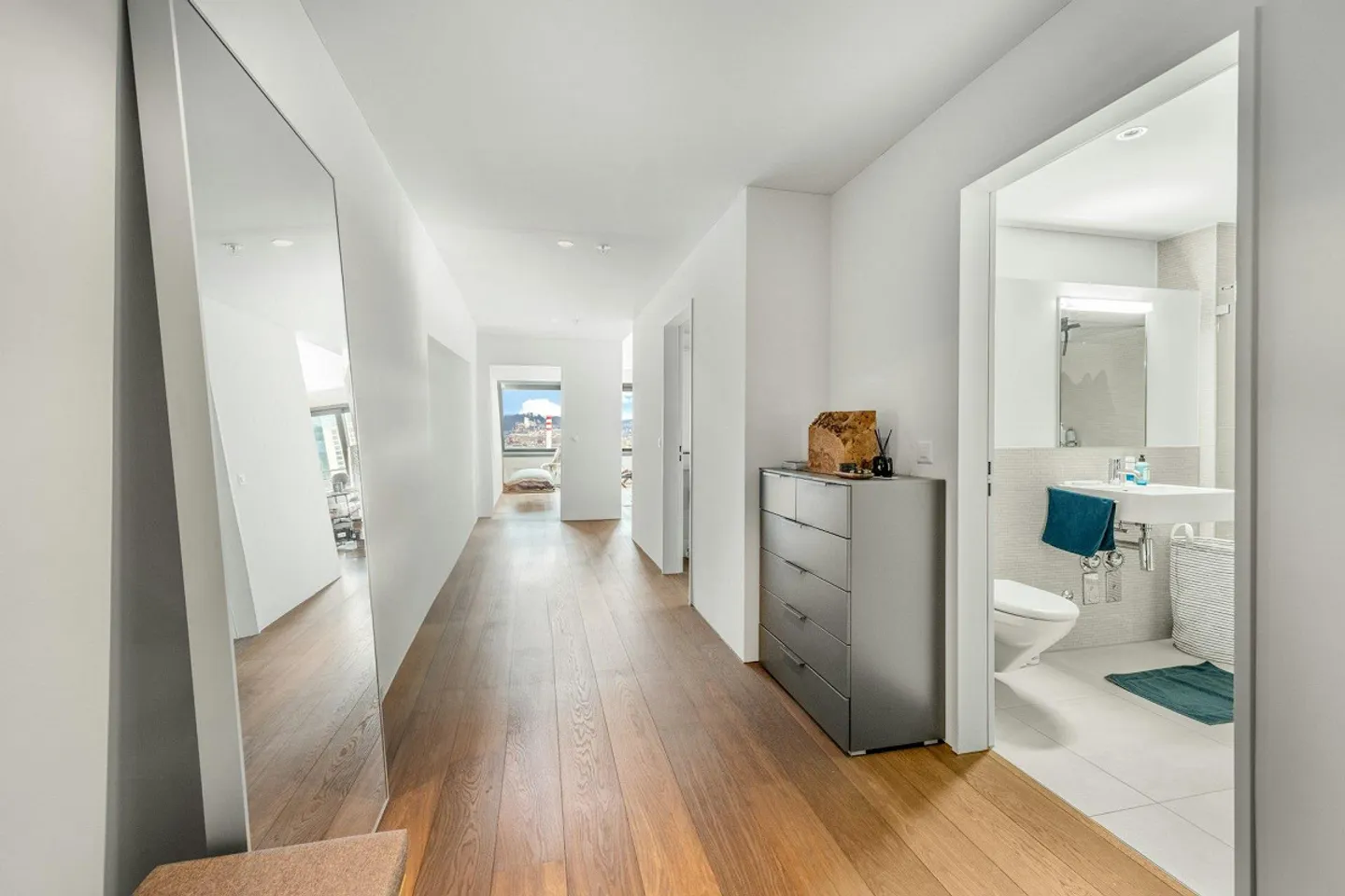 Skyline Living sopra Zurigo - Vivere al 18° piano - Foto 2 di 13