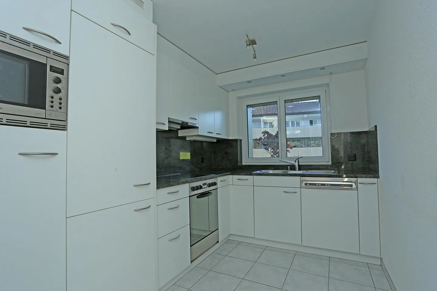 Cozy 4.5-room apartment in a quiet residential area - Photo 1 of 9