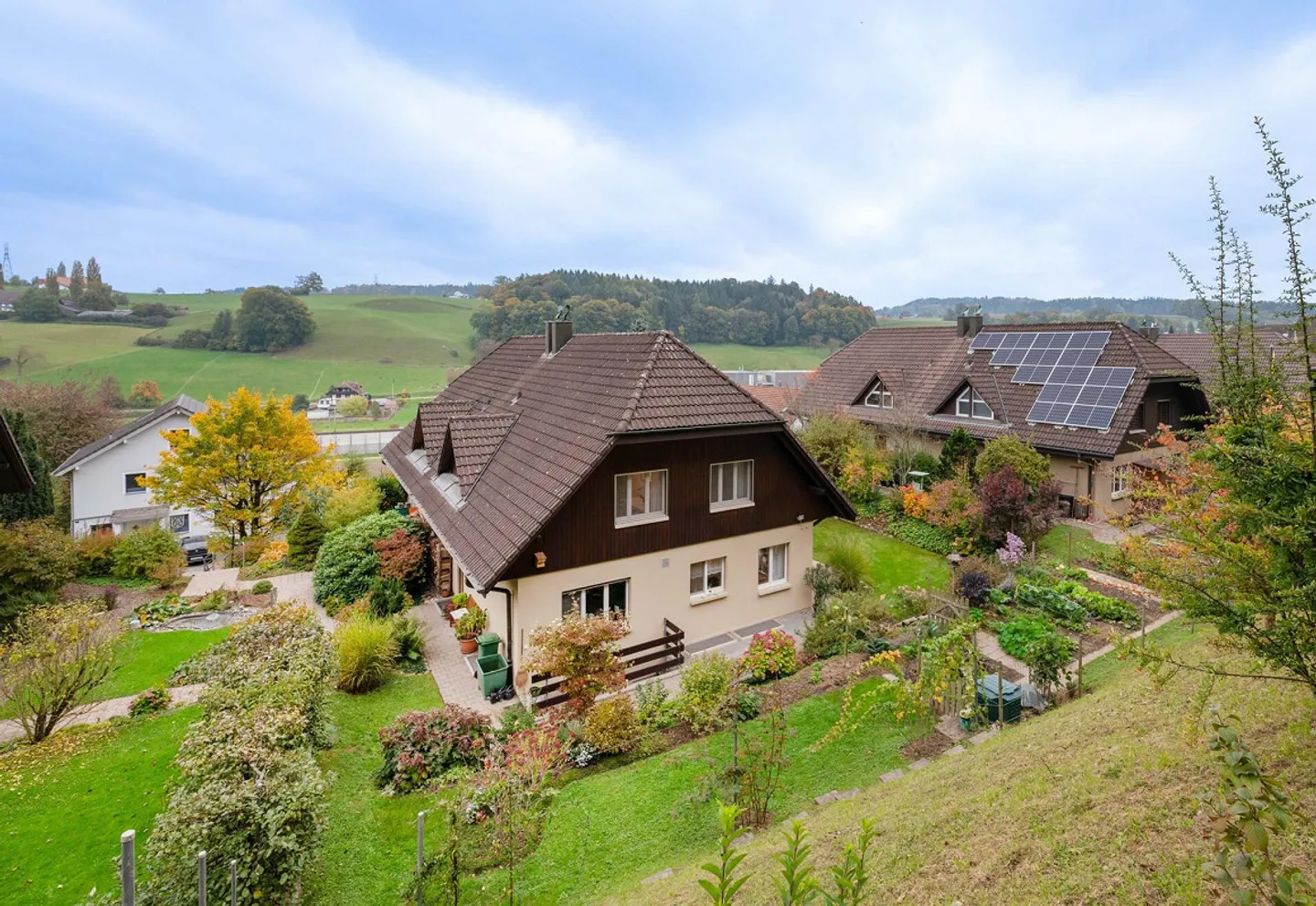 Charmantes Haus mit idyllischem Garten - Foto 2 von 14