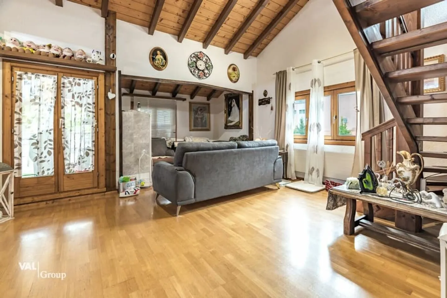 Attractive residential and commercial property with diverse usage possibilities - Photo 2 of 13