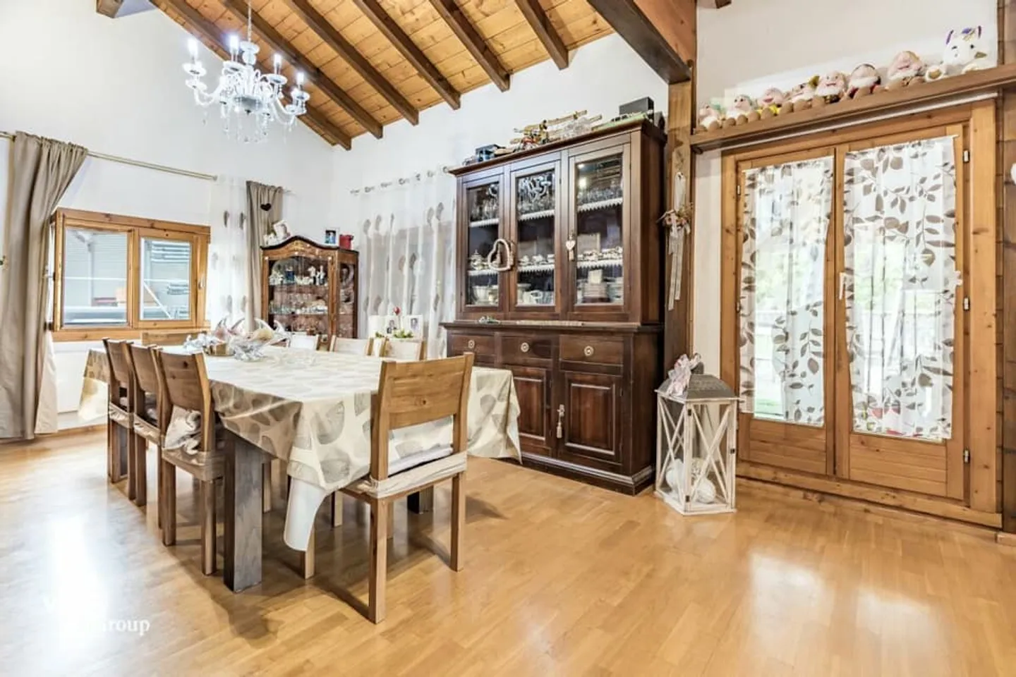 Attractive residential and commercial property with diverse usage possibilities - Photo 4 of 13