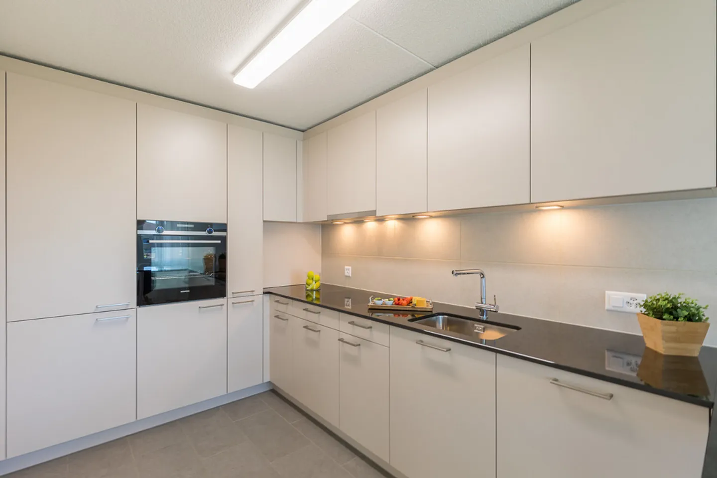 CENTRAL AND QUIET LIVING - Photo 2 of 11