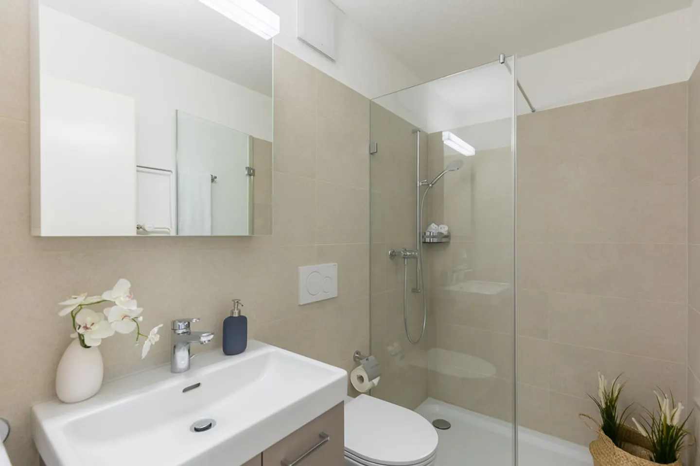 CENTRAL AND QUIET LIVING - Photo 5 of 11