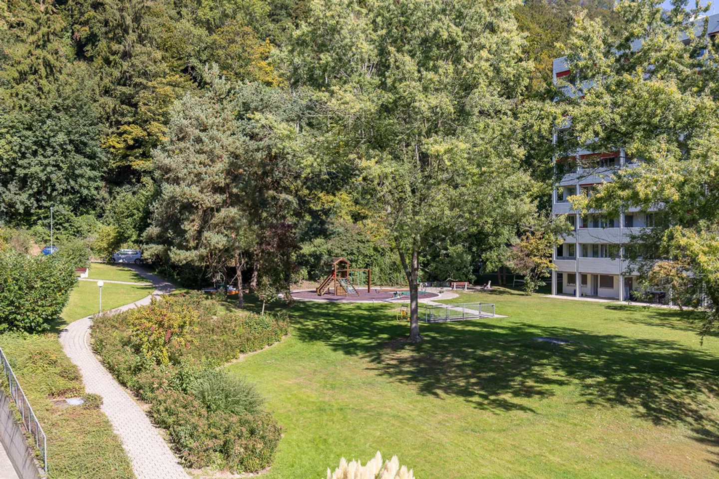 CENTRAL AND QUIET LIVING - Photo 9 of 11