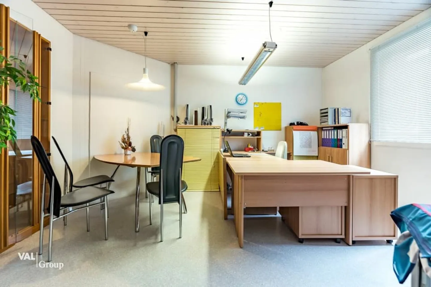 Attractive residential and commercial property with diverse usage possibilities - Photo 9 of 13