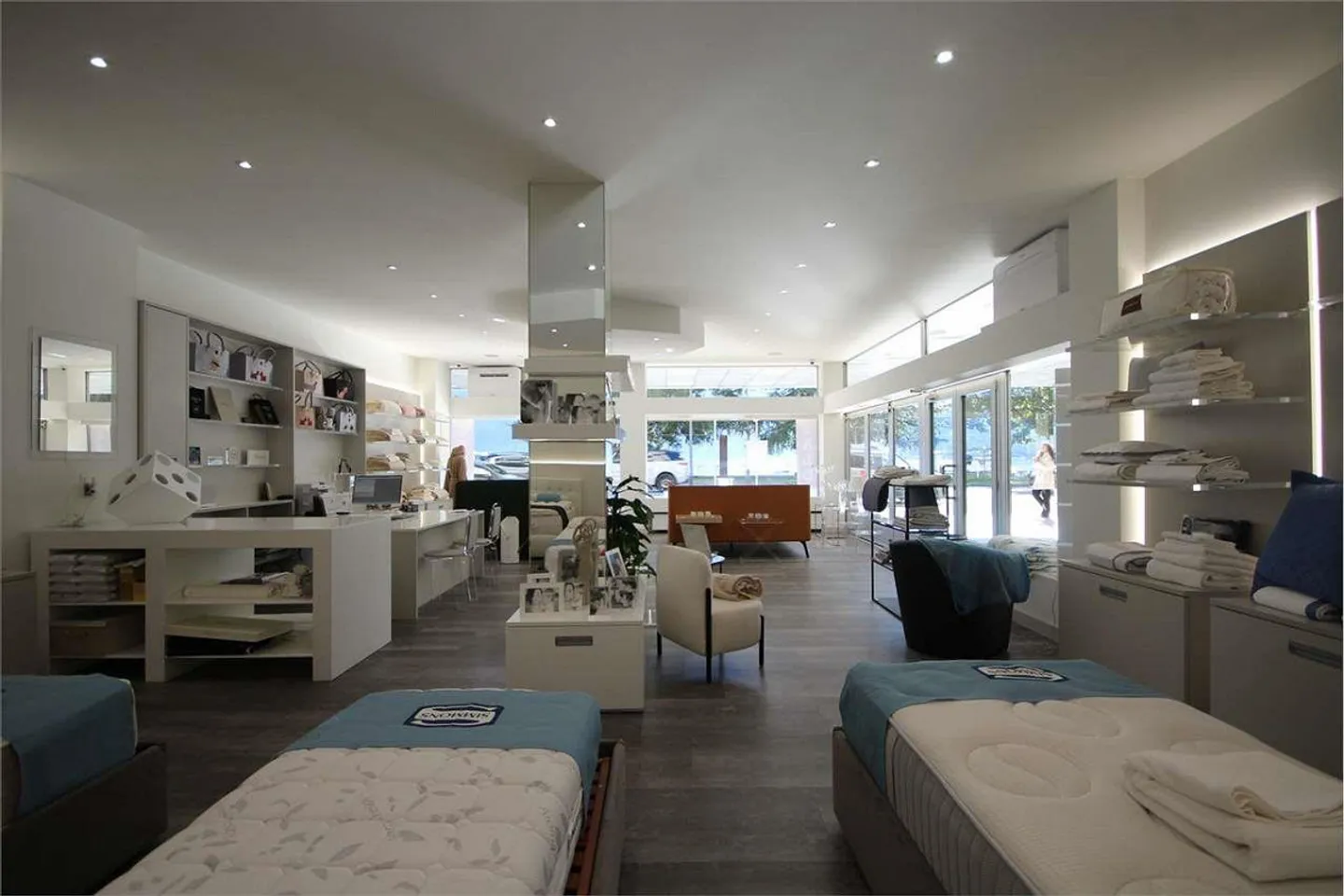 Lugano: shop with large windows facing the lake - Photo 1 of 2