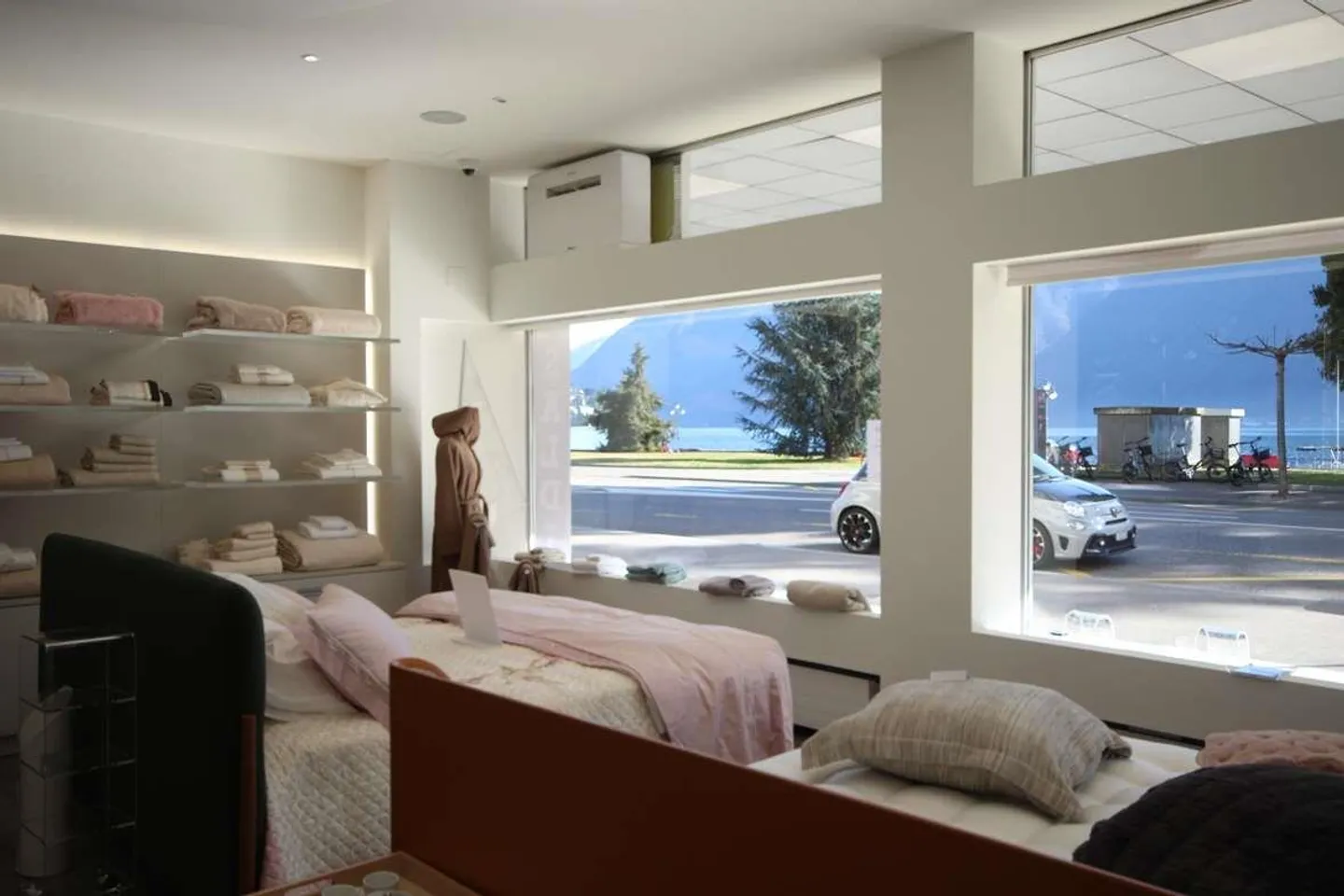 Lugano: shop with large windows facing the lake - Photo 2 of 2