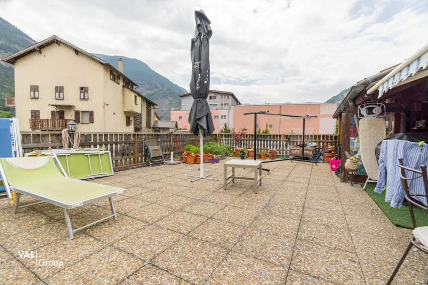 Attractive residential and commercial property with diverse usage possibilities - Photo 12 of 13