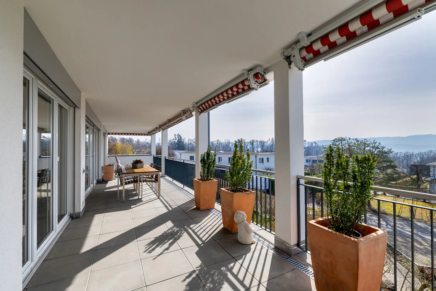 Geräumige Wohnung mit Seesicht - Foto 1 von 6