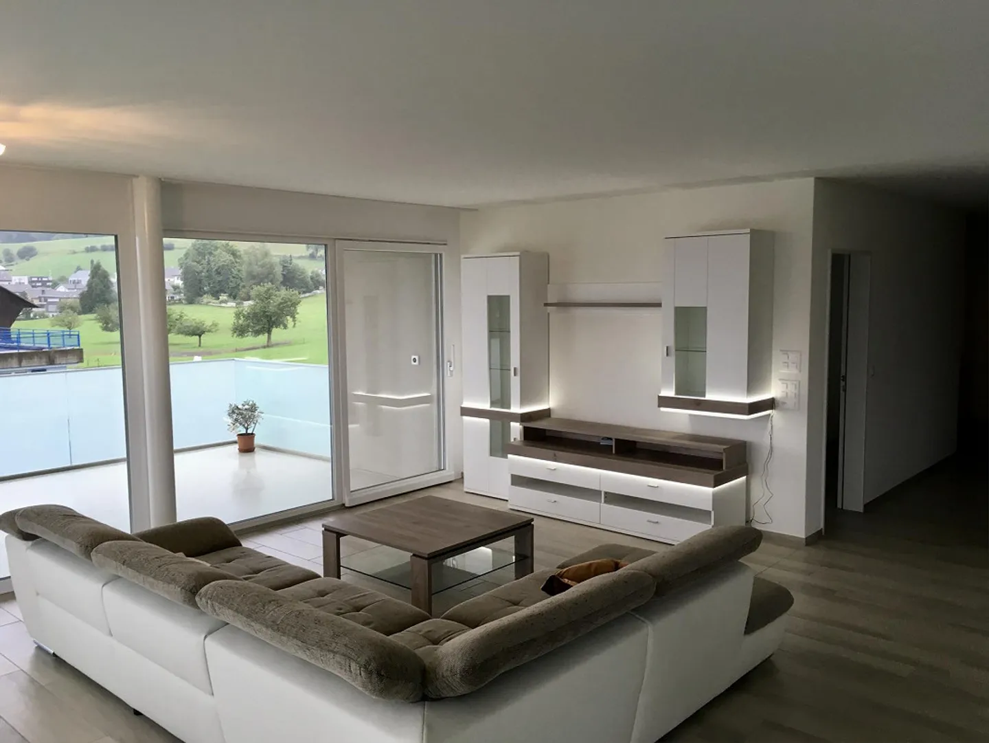 🌟 Appartamento moderno di 3,5 stanze in posizione centrale a Uznach - Foto 3 di 11