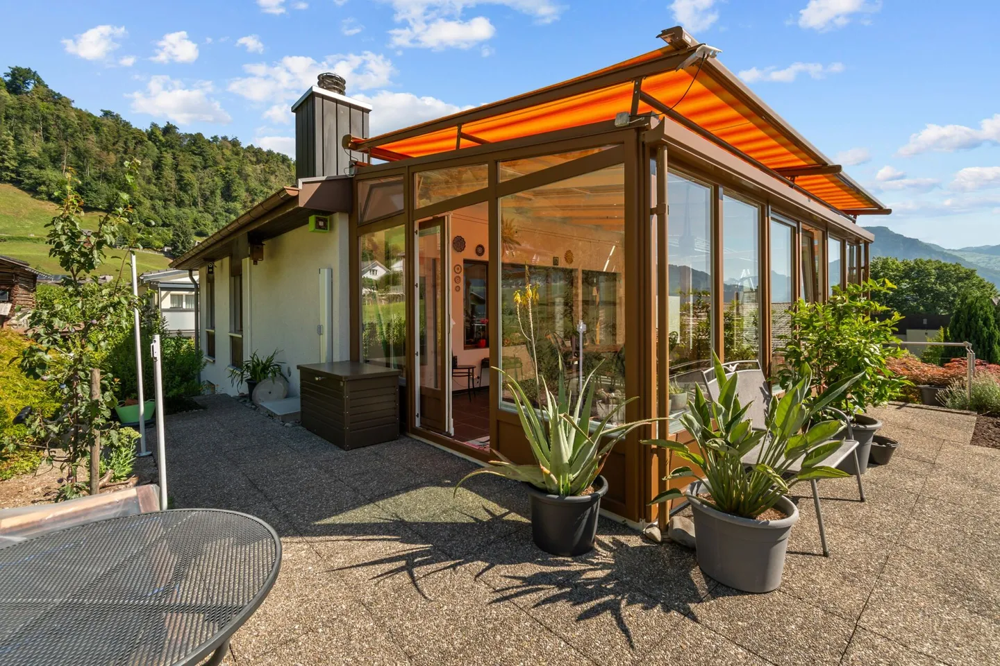 Paradis familial avec sauna, véranda et vue sur la verdure - Photo 3 sur 14