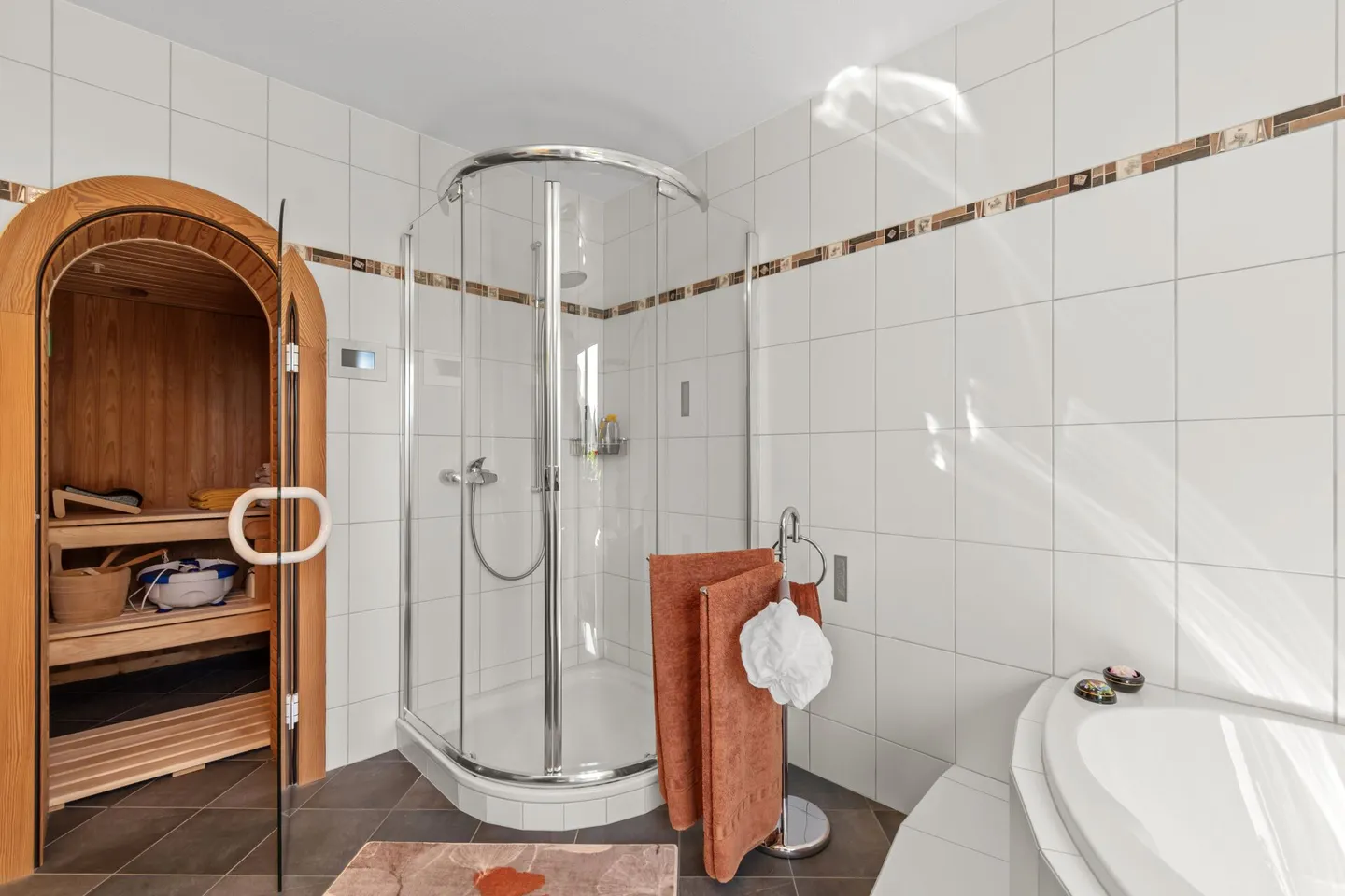 Paradis familial avec sauna, véranda et vue sur la verdure - Photo 8 sur 14