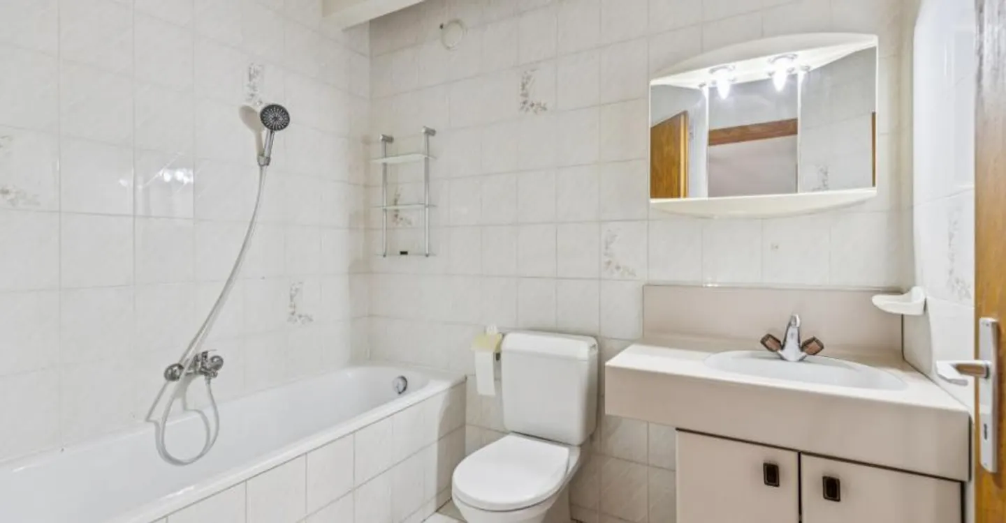 Village house 6.5 rooms - Great renovation potential - La Chaux - Photo 9 of 10