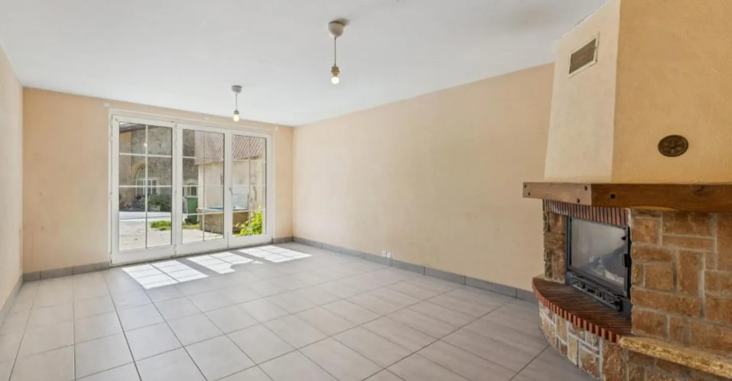 Village house 6.5 rooms - Great renovation potential - La Chaux - Photo 2 of 10
