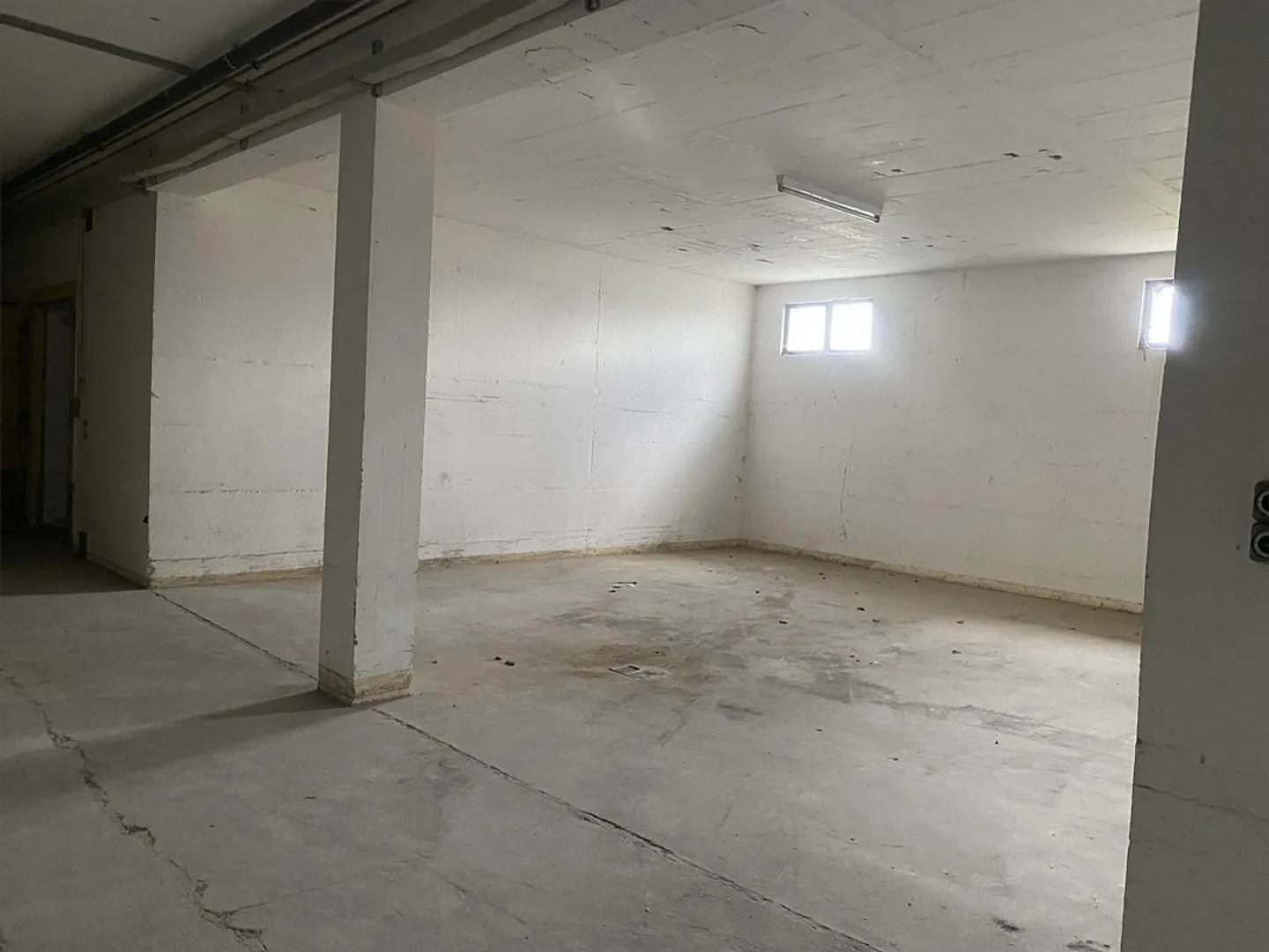 Spazi di stoccaggio e commerciali da 42-155m2 a partire da 105.00CHF/mese - Foto 3 di 13