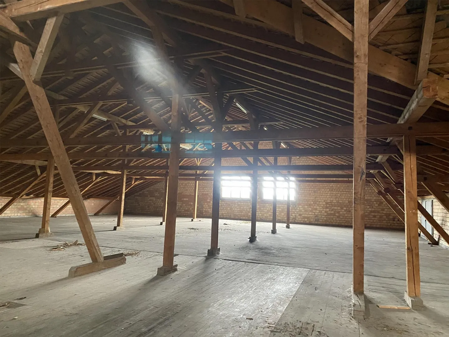 Spazi di stoccaggio e commerciali da 42-155m2 a partire da 105.00CHF/mese - Foto 5 di 13