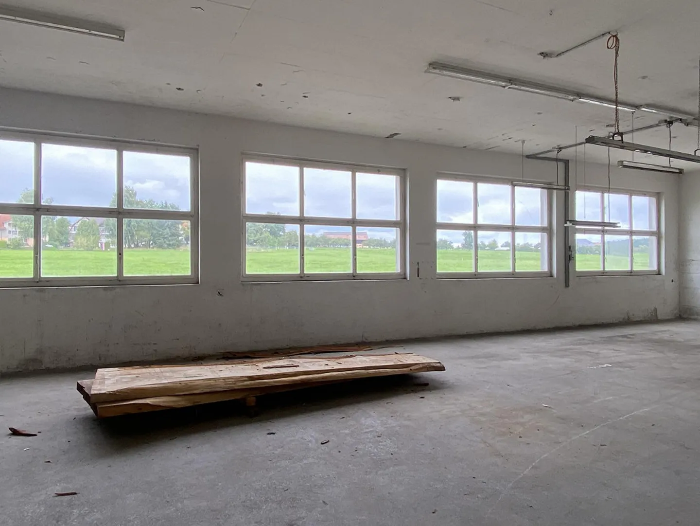 Spazi di stoccaggio e commerciali da 42-155m2 a partire da 105.00CHF/mese - Foto 9 di 13