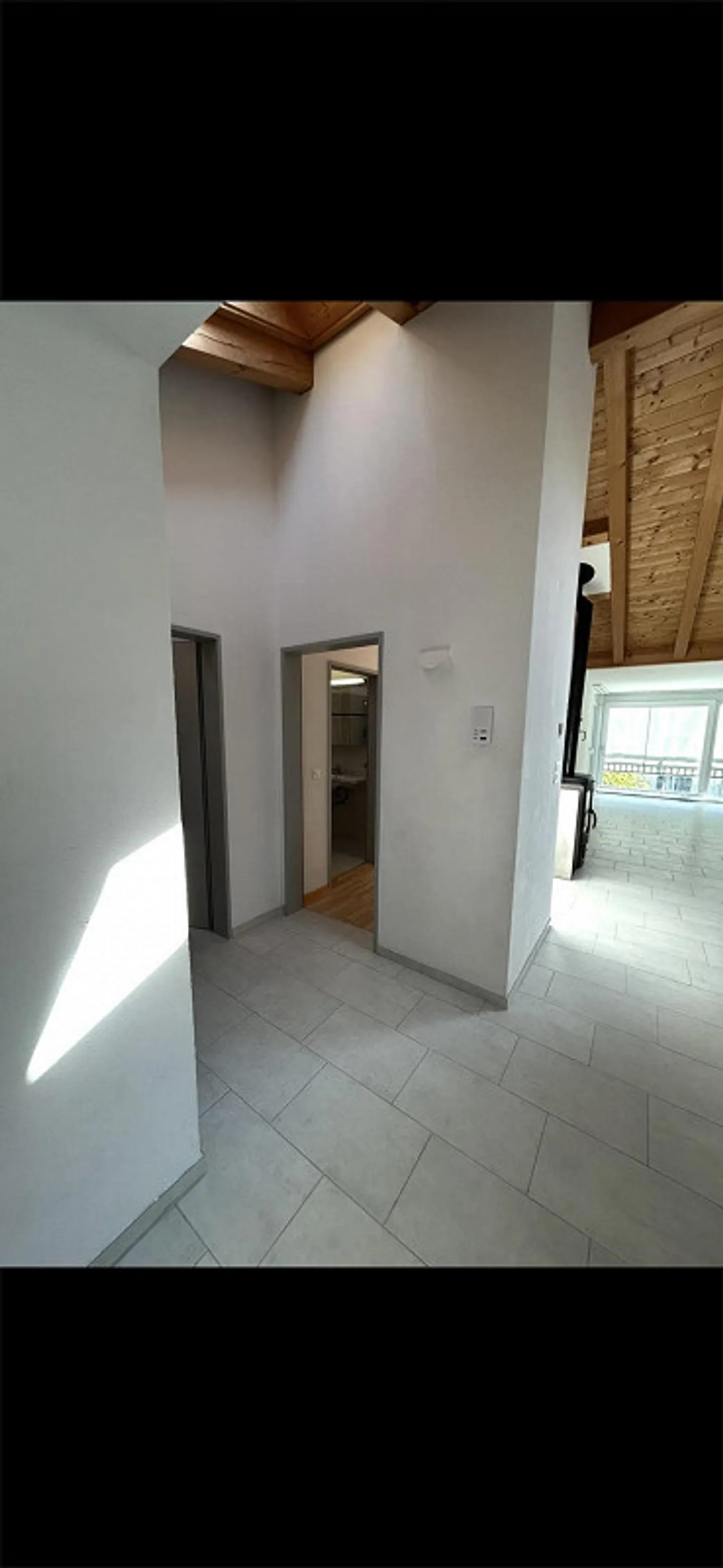 Appartamento moderno e luminoso di 3,5 stanze, situato in posizione centrale - Foto 3 di 8