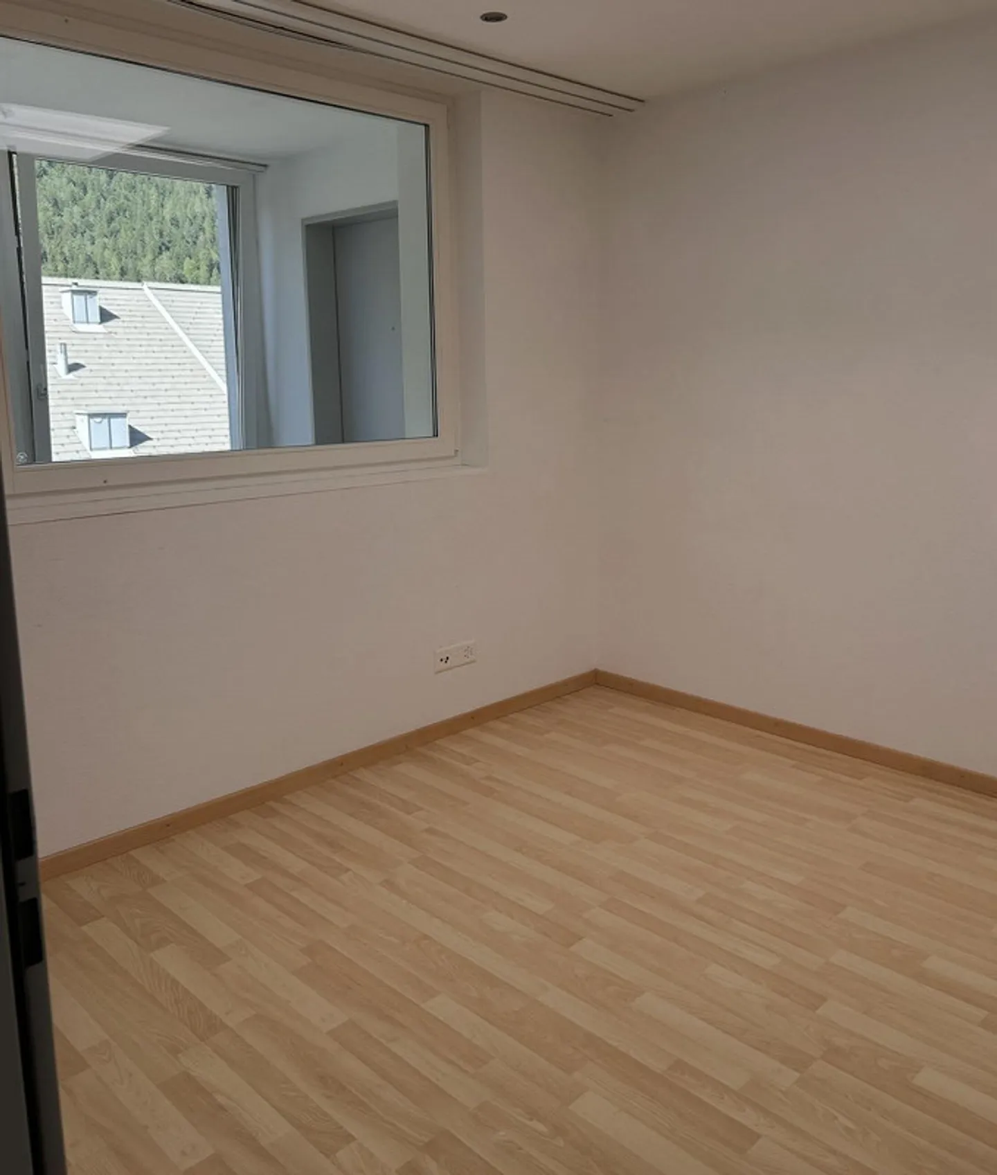 Appartamento moderno e luminoso di 3,5 stanze, situato in posizione centrale - Foto 4 di 8