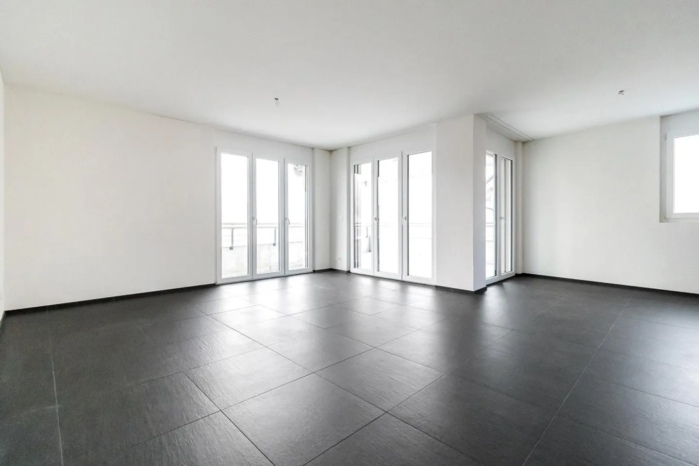 Spazioso, luminoso, con un bel balcone: La tua nuova casa a Gossau - Foto 2 di 8