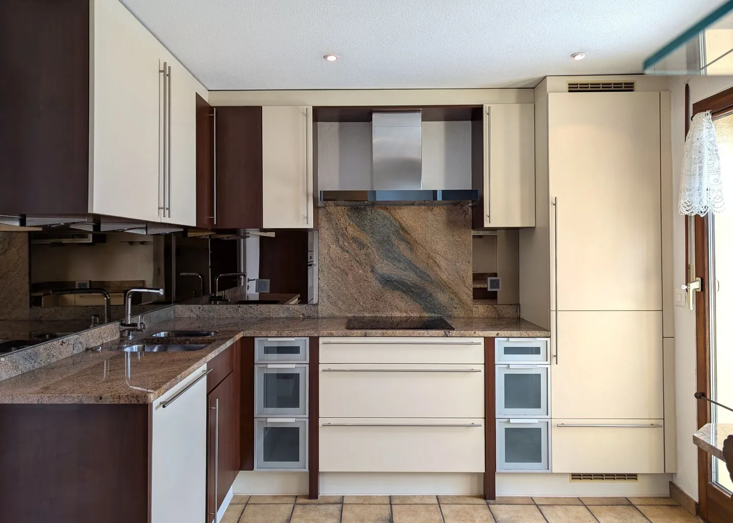 Family Oasis - 6½ Room Semi-Detached House - Photo 6 of 23