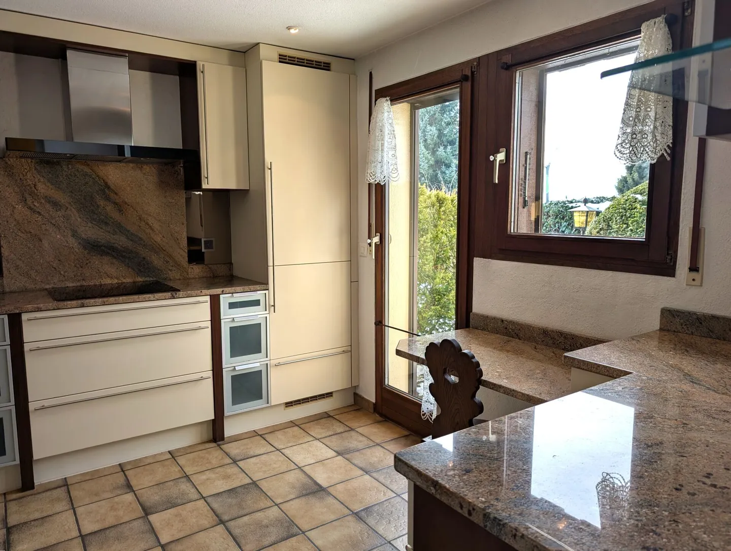 Family Oasis - 6½ Room Semi-Detached House - Photo 8 of 23