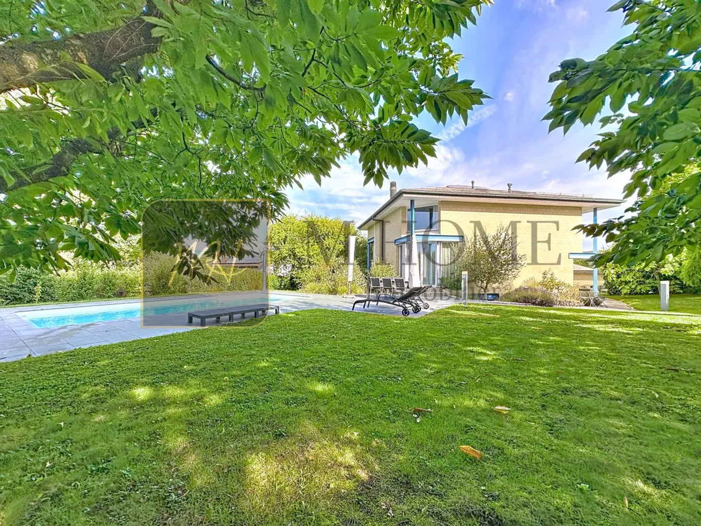 Detached villa in Vufflens-la-Ville with pool and outbuilding. Absolute tranquility and intimacy - Photo 2 of 13