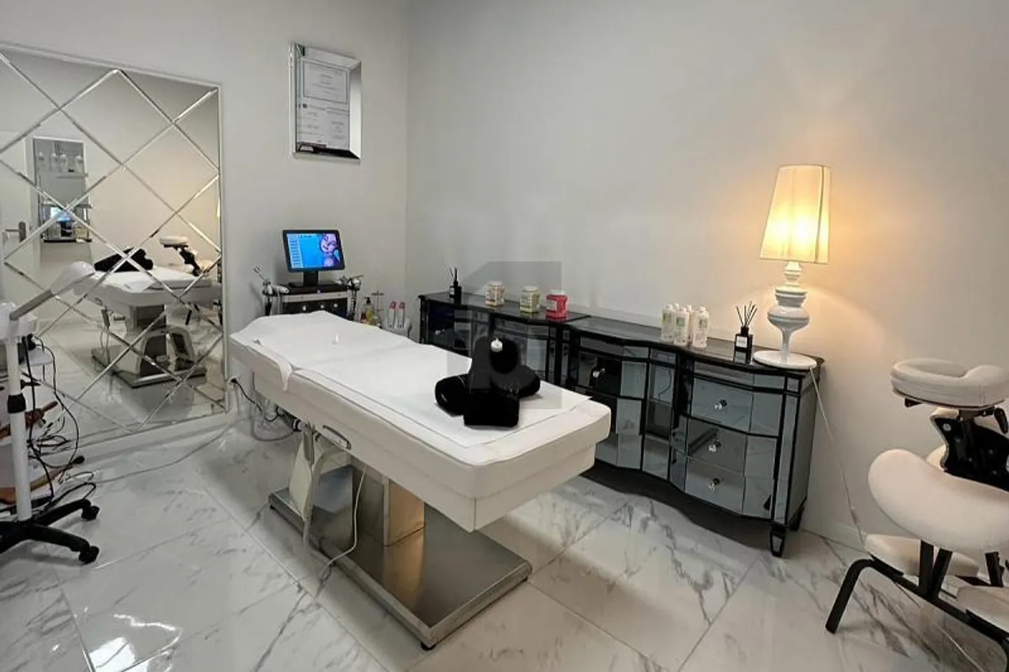 TURNKEY BEAUTY SALON - Photo 3 of 6