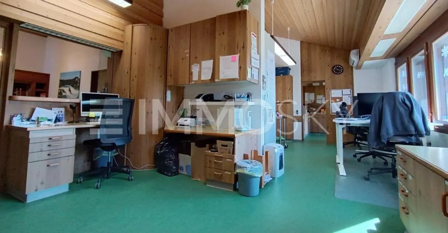 Incredible potential for practice, hairdresser, beauty salon, office - Photo 2 of 4