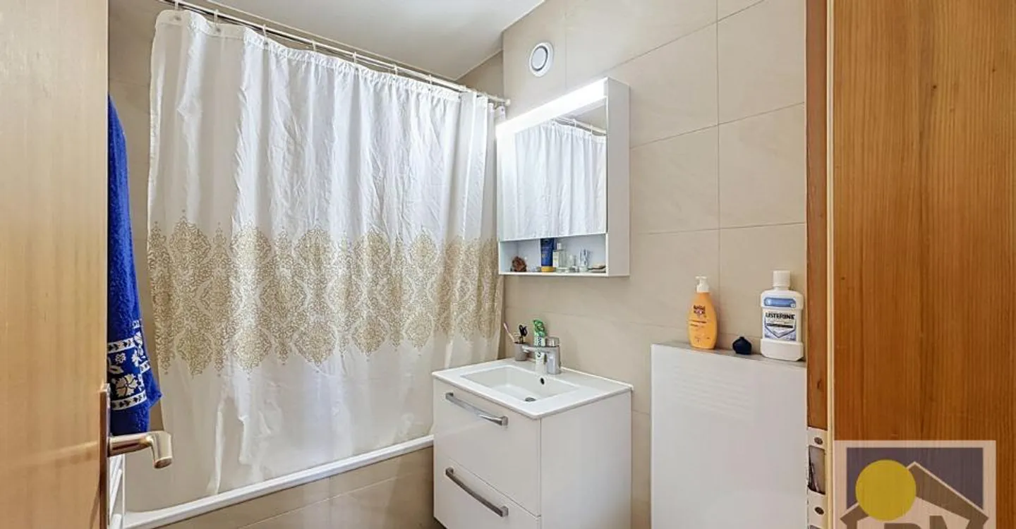 Elegant 2.5-room apartment Charm, comfort and privileged location - Photo 10 of 13