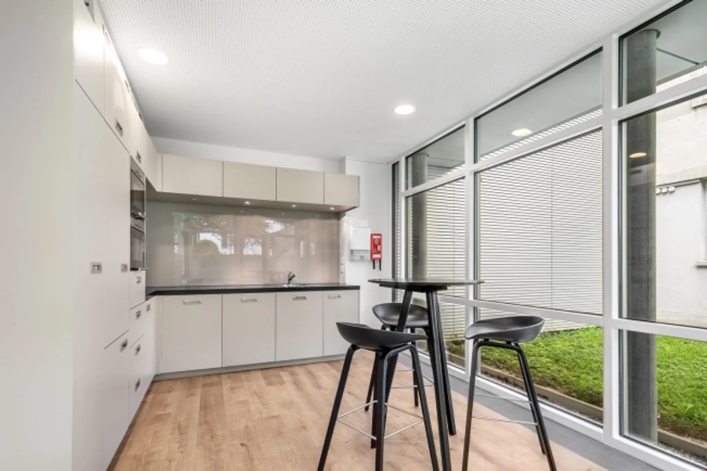Modern & compact office directly in the city - Photo 2 of 10