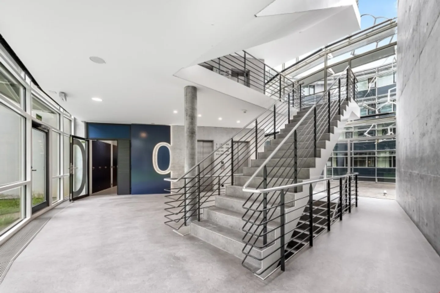 Modern & compact office directly in the city - Photo 4 of 10