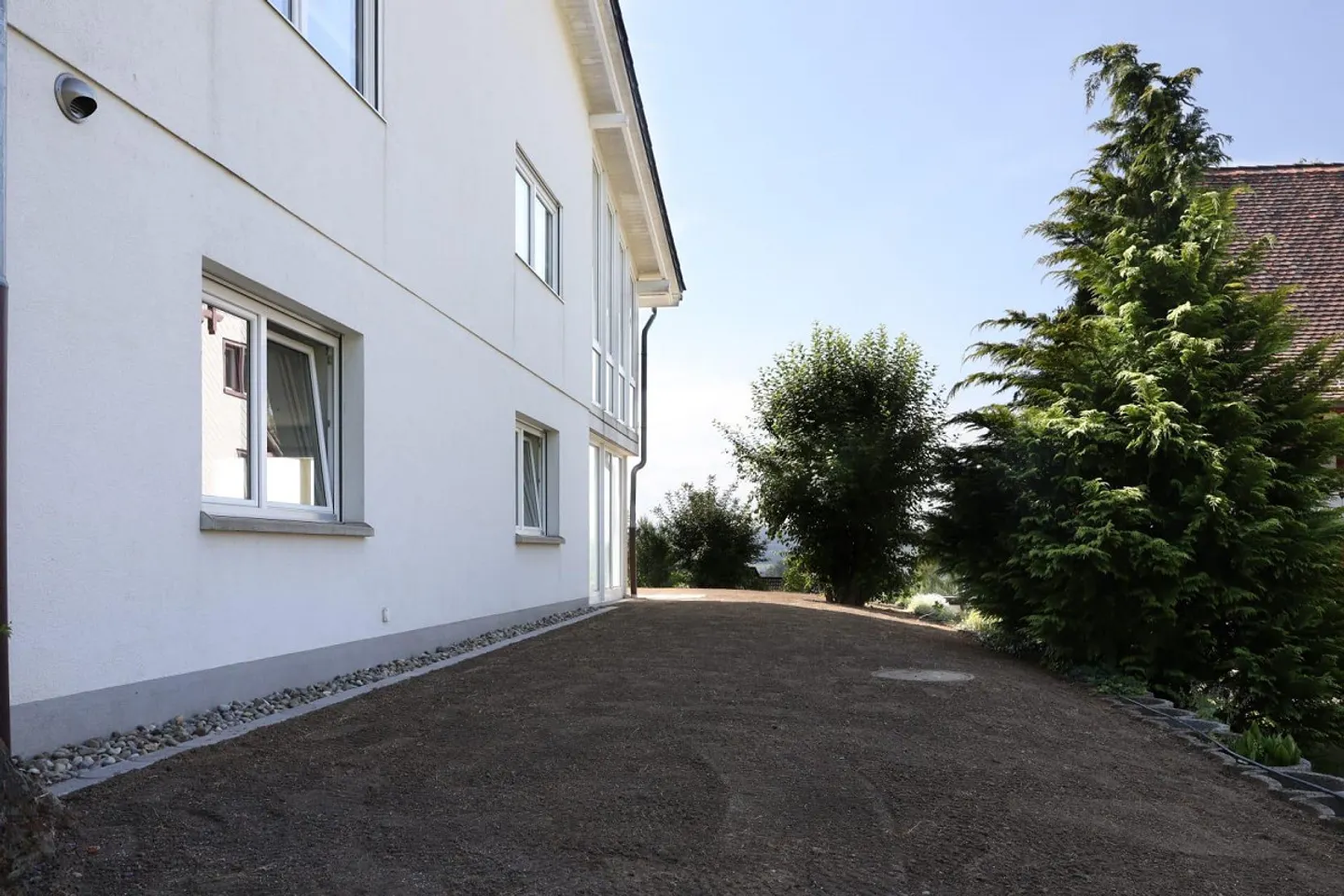 Ampia casa bifamiliare con 366 m² di superficie abitabile e panorama alpino - Foto 3 di 15