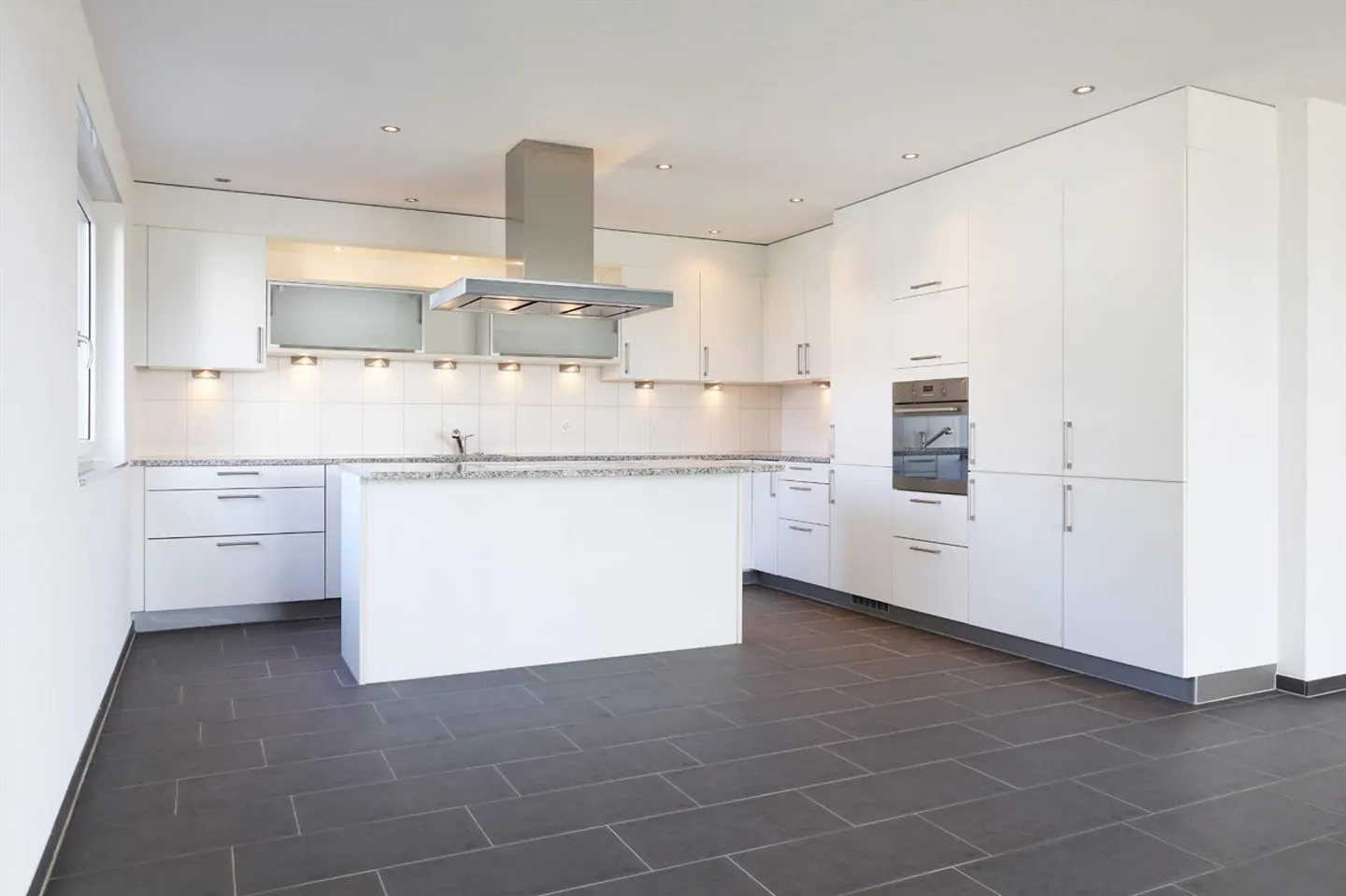 Ampia casa bifamiliare con 366 m² di superficie abitabile e panorama alpino - Foto 10 di 15