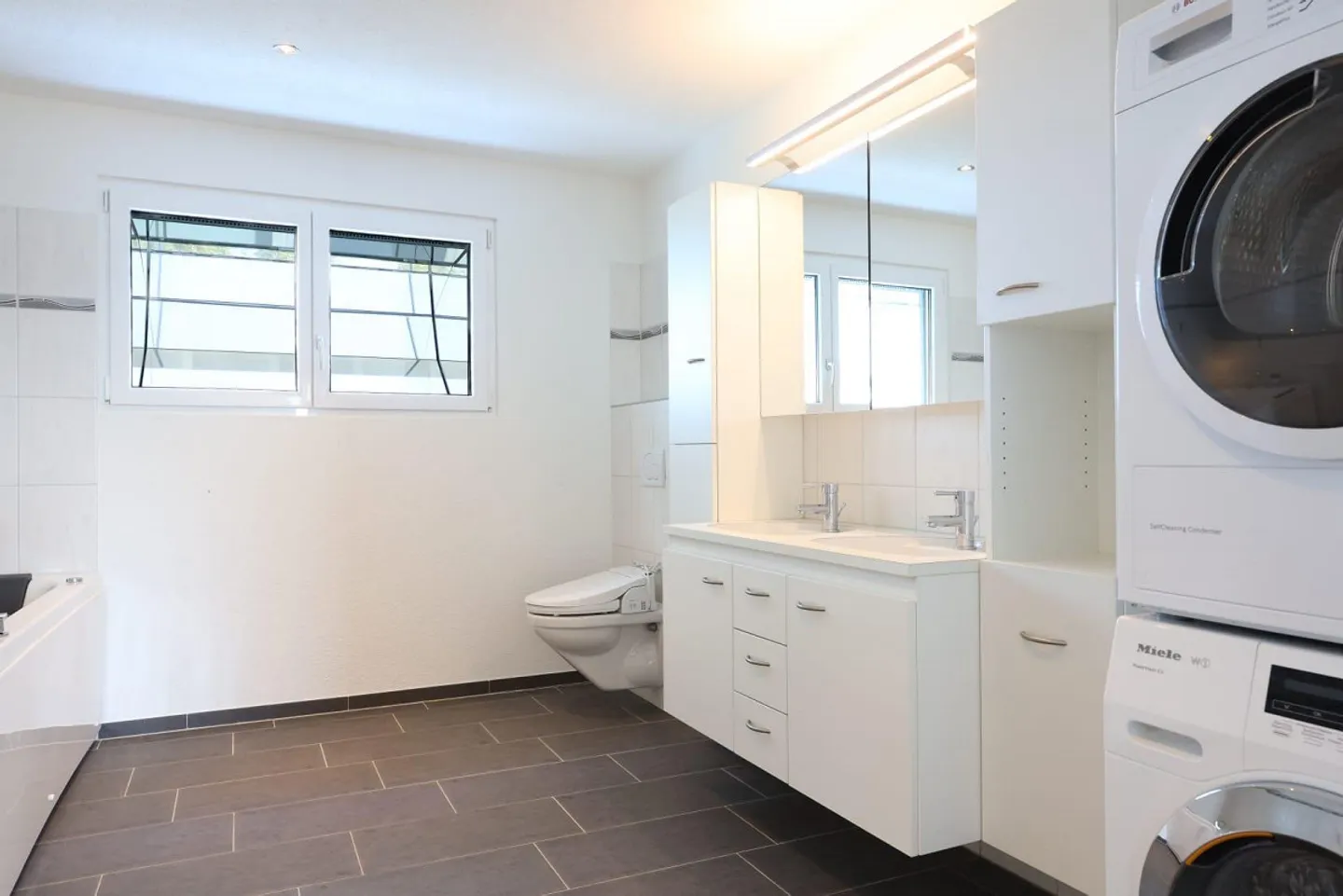 Ampia casa bifamiliare con 366 m² di superficie abitabile e panorama alpino - Foto 12 di 15
