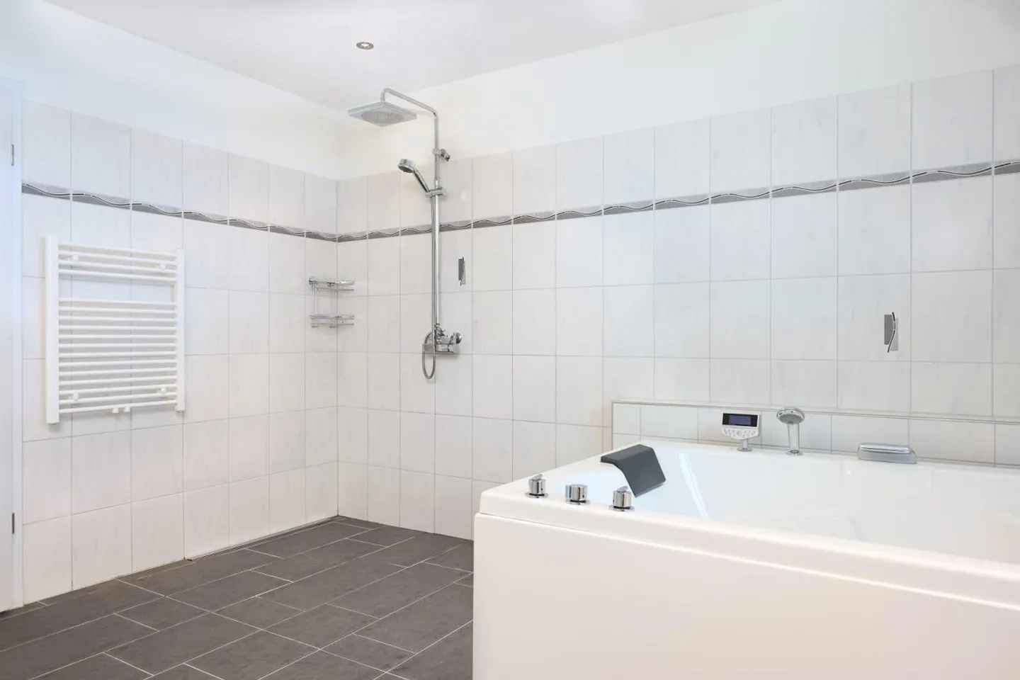 Ampia casa bifamiliare con 366 m² di superficie abitabile e panorama alpino - Foto 13 di 15