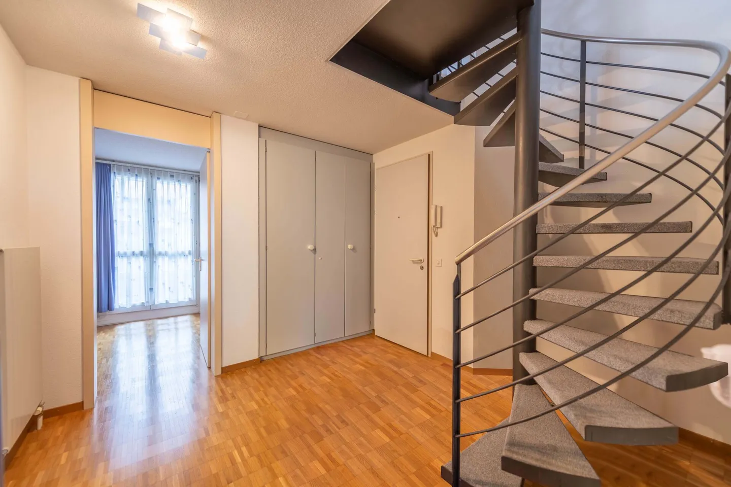 Spacious 2.5-room duplex apartment with cozy terrace - Photo 6 of 14