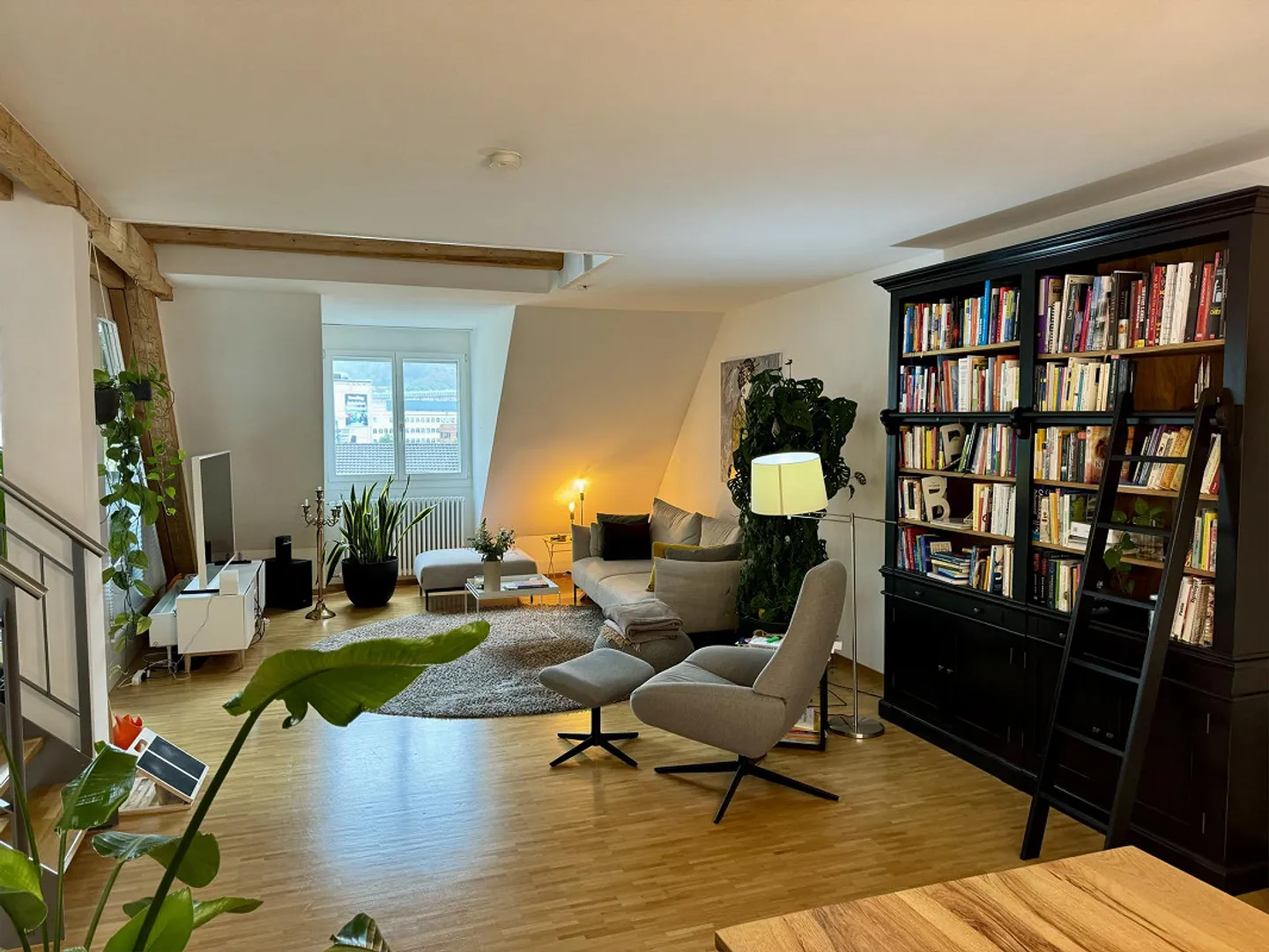 Magnifique appartement en duplex de 3,5 pièces dans un emplacement central - Photo 2 sur 13