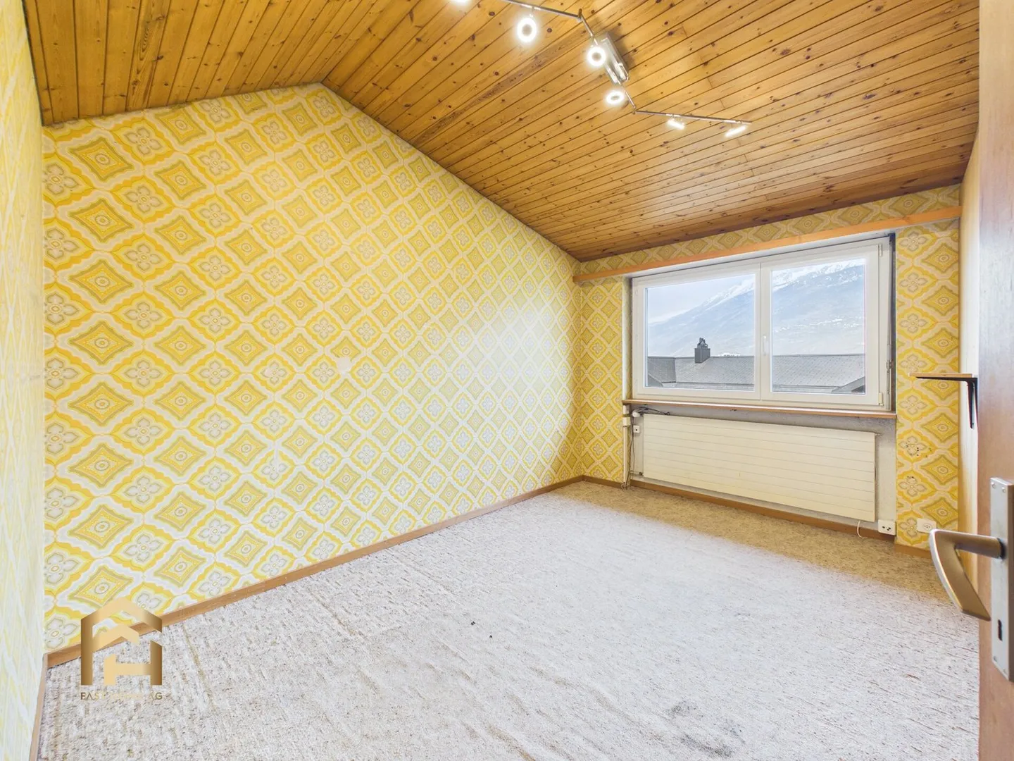 Charming Single-Family Home with Conservatory and Plenty of Surroundings - Photo 8 of 13