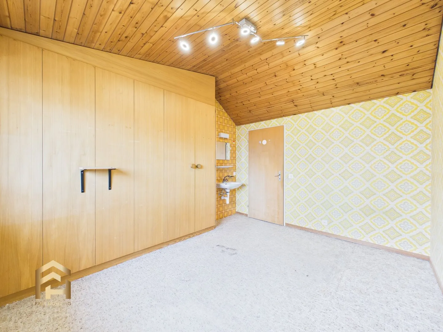 Charming Single-Family Home with Conservatory and Plenty of Surroundings - Photo 9 of 13