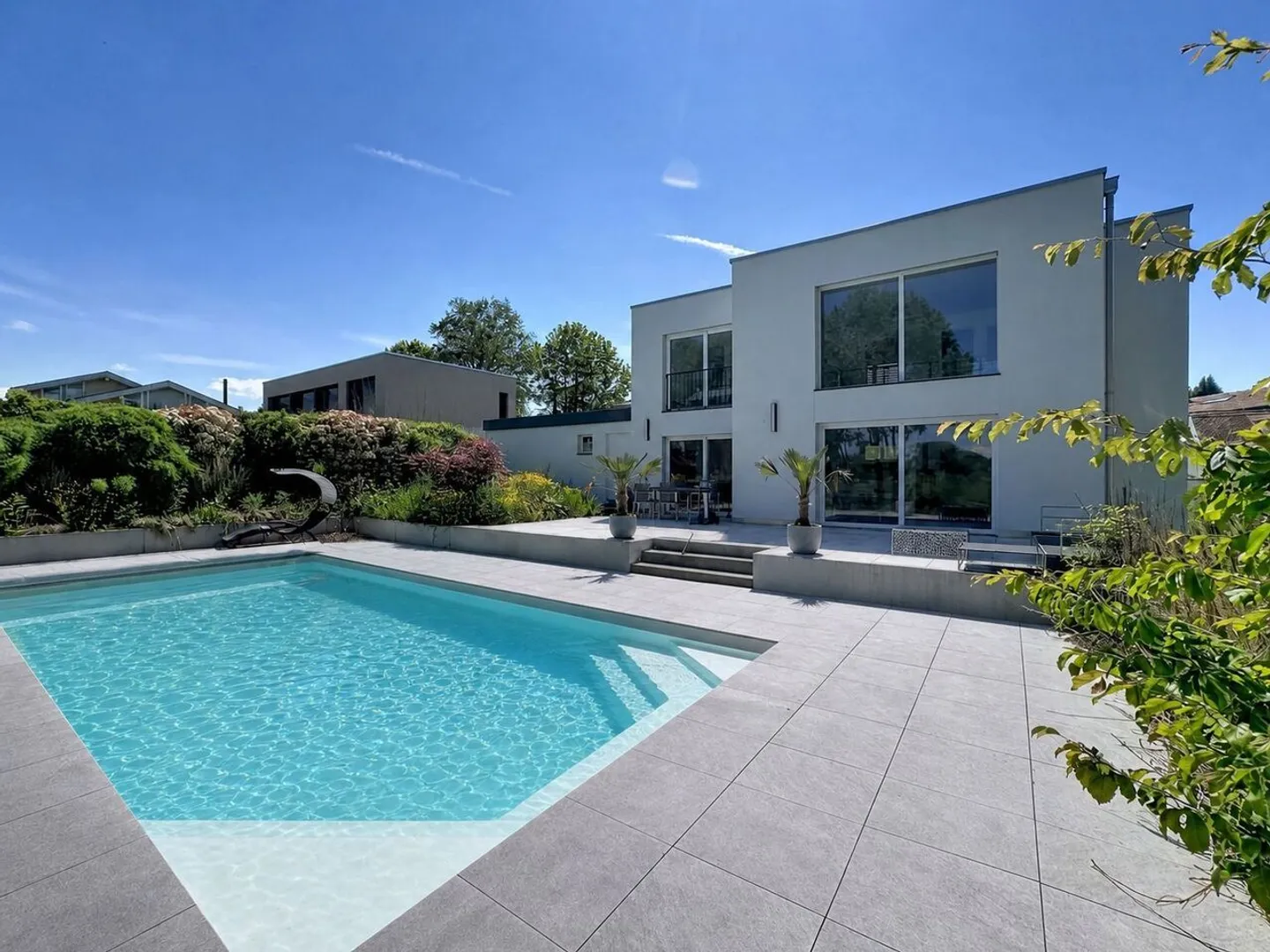 Wunderschöne 4,5-Zimmer-Villa mit Pool und Seeblick - Foto 1 von 20