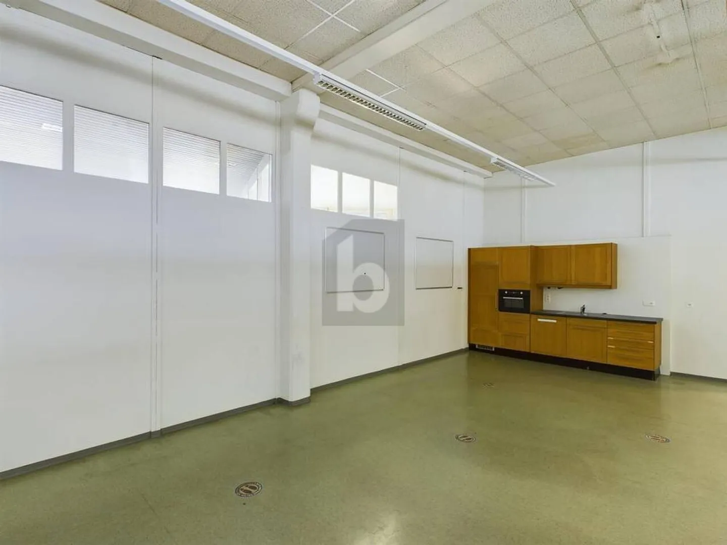 Office space for rent - Photo 3 of 4