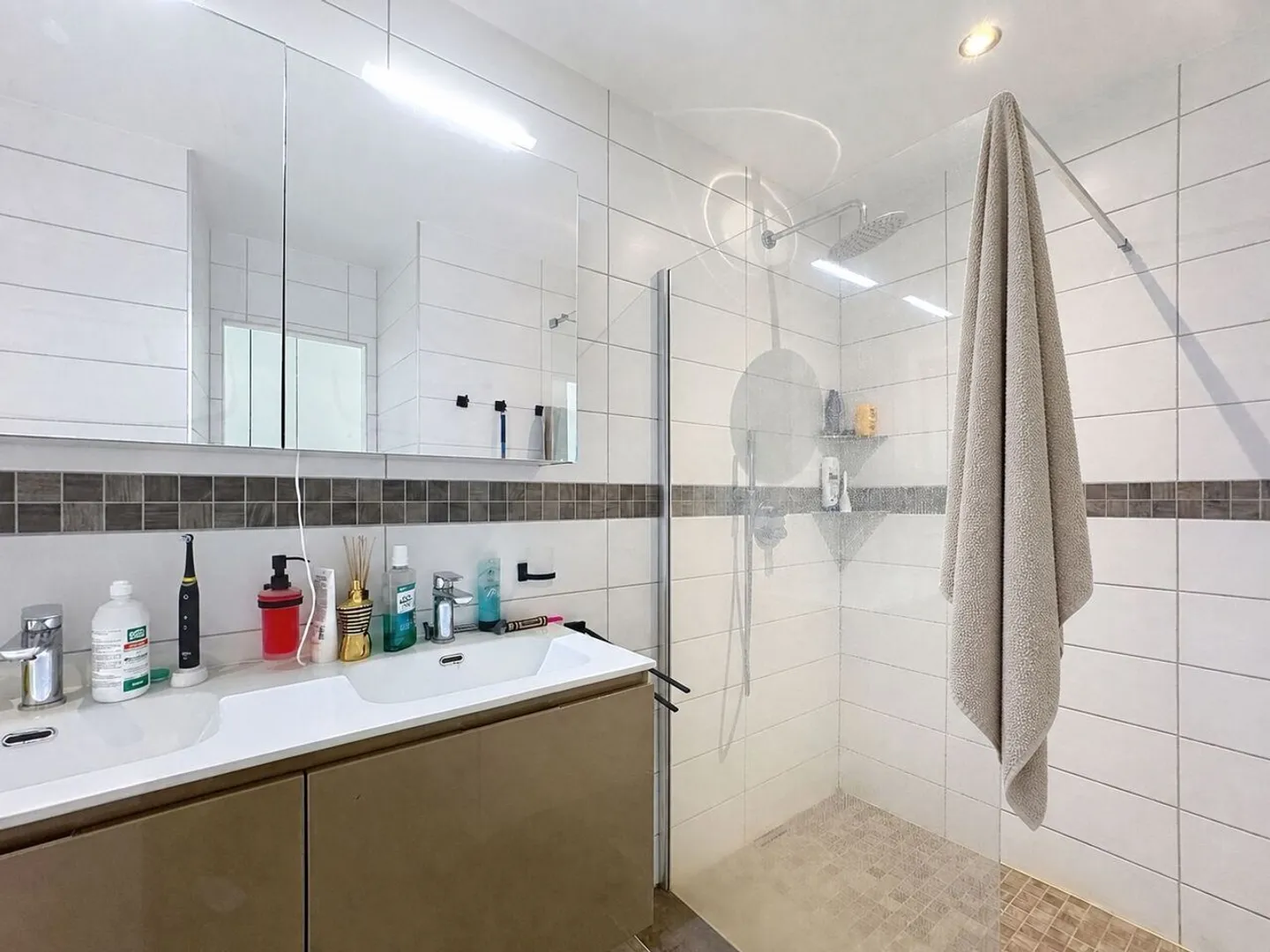 Wunderschöne 4,5-Zimmer-Villa mit Pool und Seeblick - Foto 19 von 20