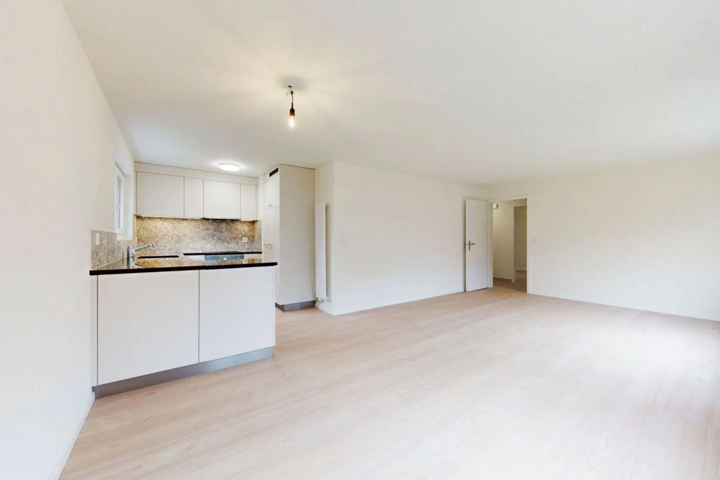 Modern Apartment with Garden - Photo 4 of 16