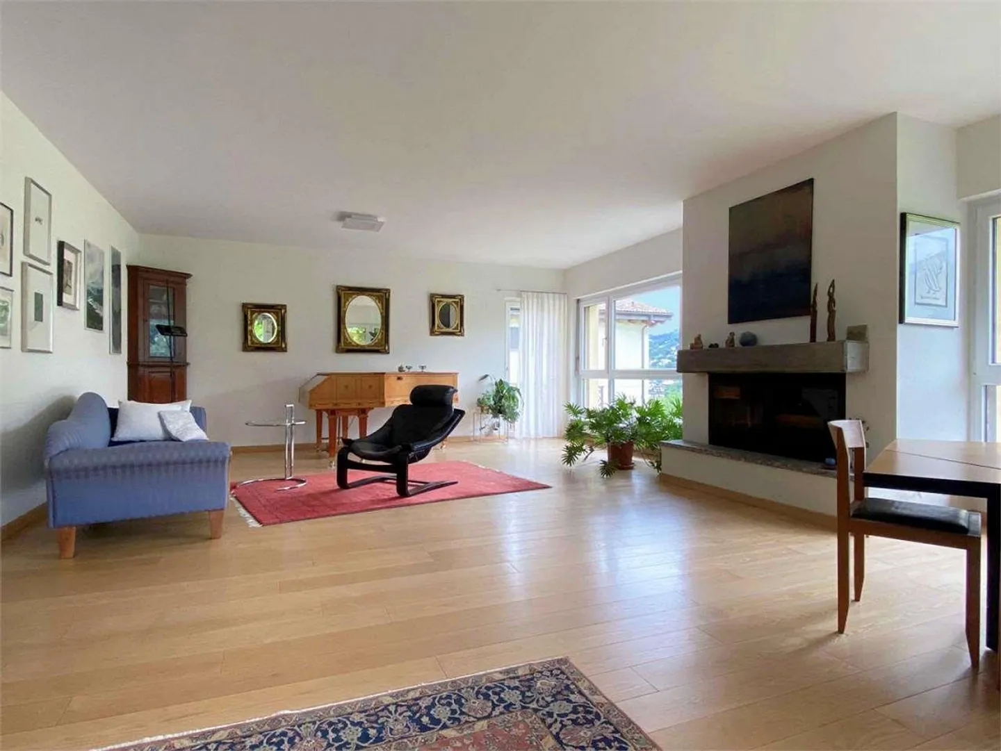 Großes, gepflegtes, geräumiges Haus inmitten des Grüns! - Foto 2 von 13
