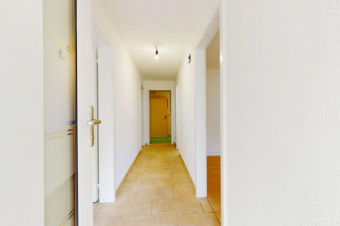 Modern Apartment with Garden - Photo 7 of 16