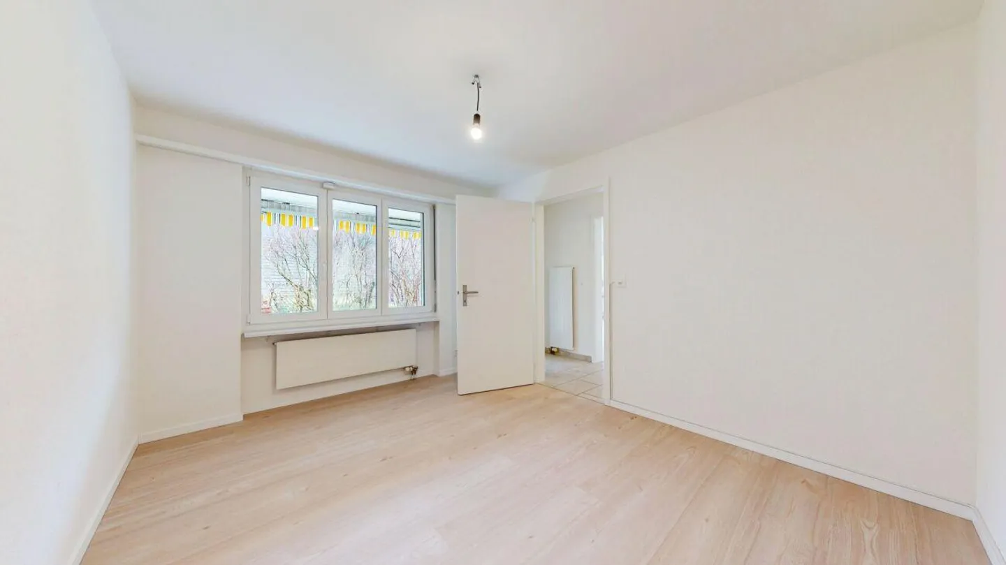 Modern Apartment with Garden - Photo 9 of 16