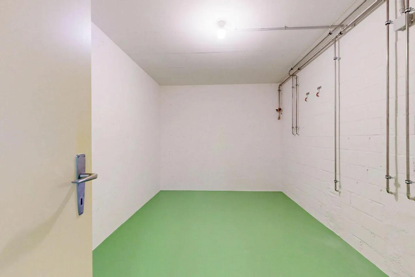 Modern Apartment with Garden - Photo 11 of 16