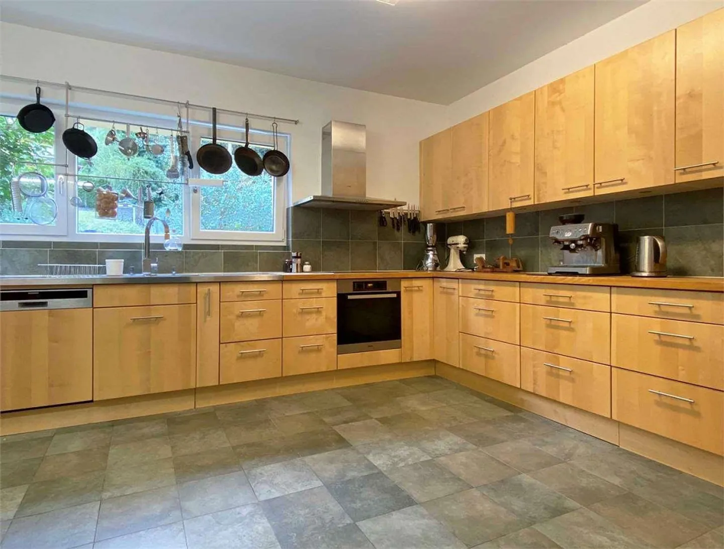 Großes, gepflegtes, geräumiges Haus inmitten des Grüns! - Foto 6 von 13