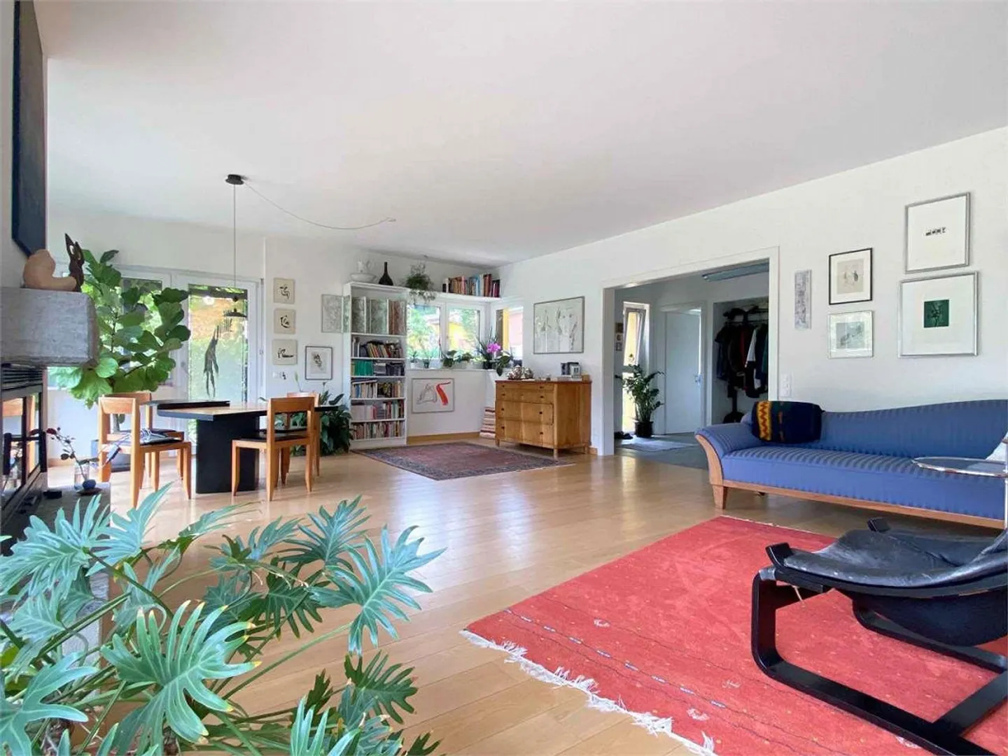 Großes, gepflegtes, geräumiges Haus inmitten des Grüns! - Foto 4 von 13